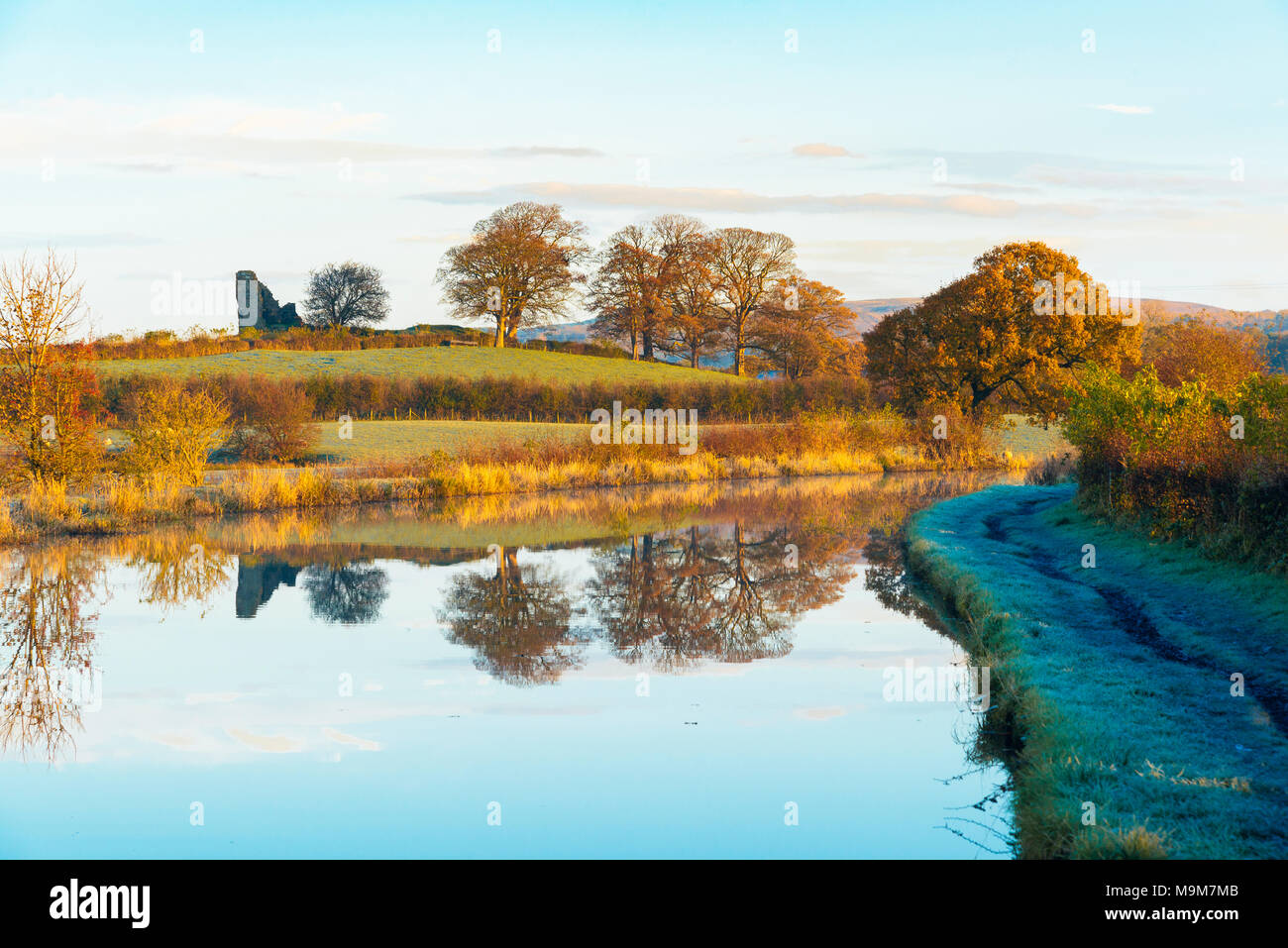 Frosty autumn morning on the Lancaster Canal just outside Garstang, Lancashire, looking toward the ruins of Greenhalgh Castle Stock Photo