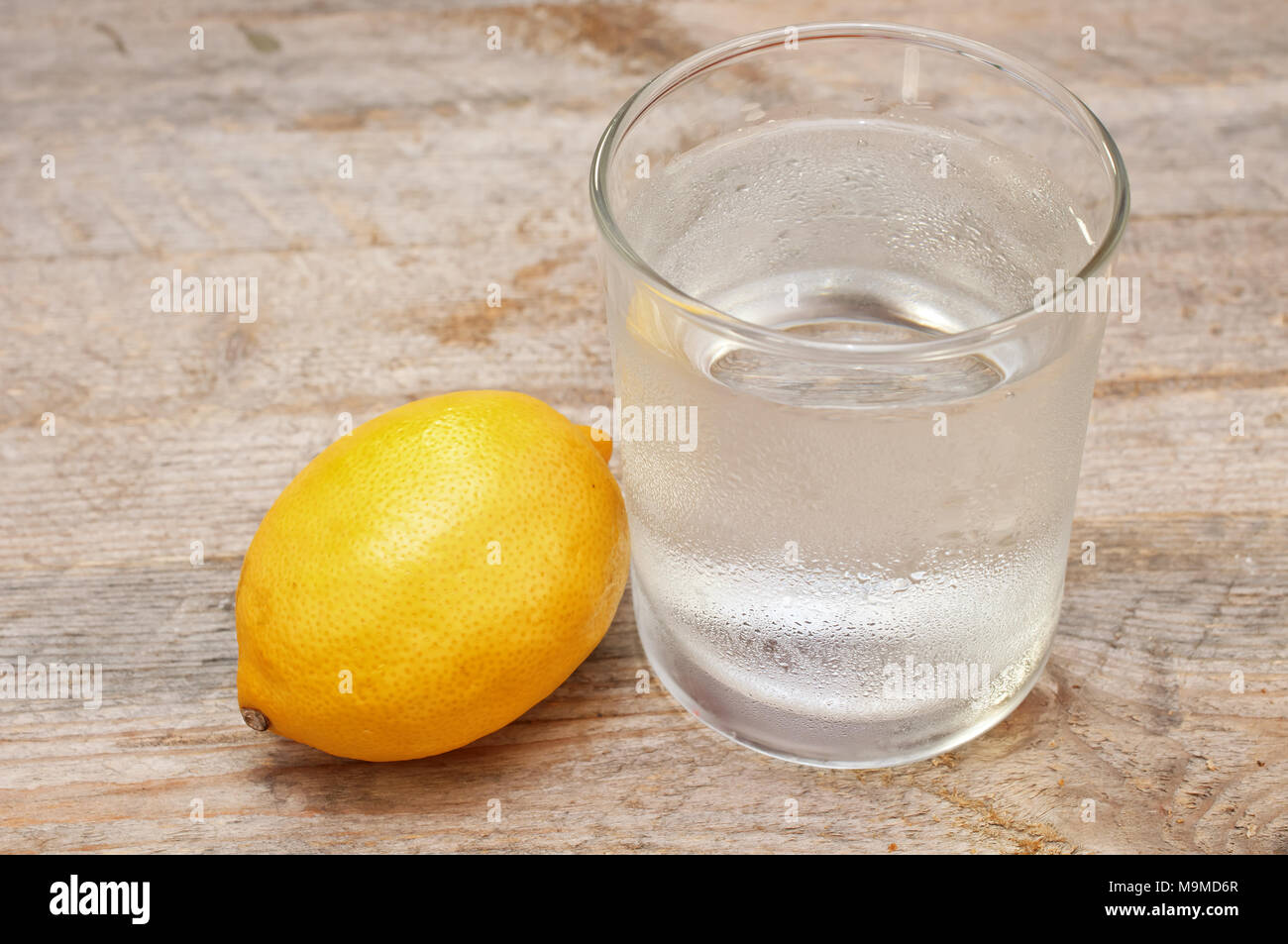 Вода с лимоном кислотой. Лимонная кислота. Стакан воды с лимоном. Стакан с лимоном. Лимонный сок в стакане.