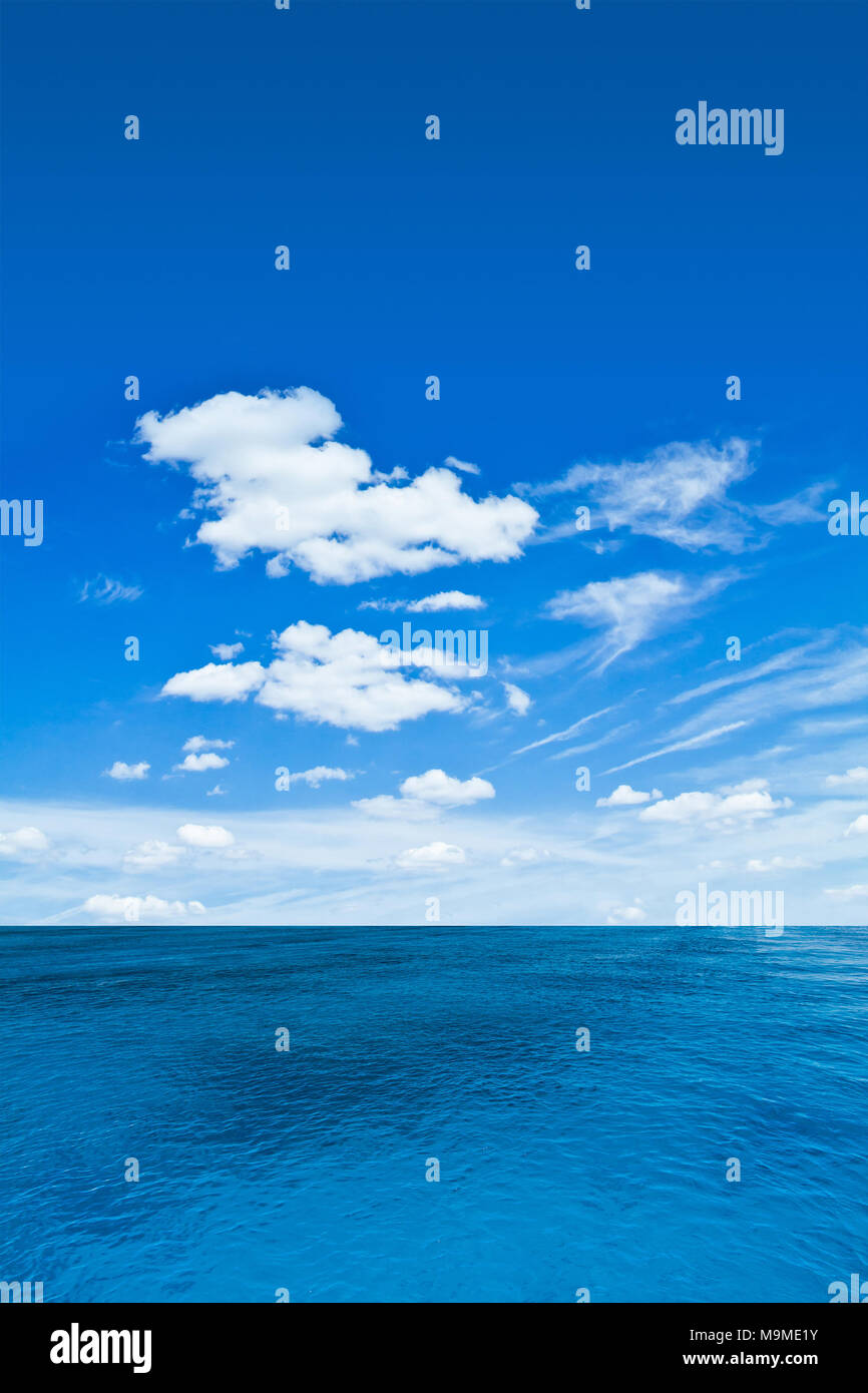 Sea with cloudy sky hi-res stock photography and images - Alamy