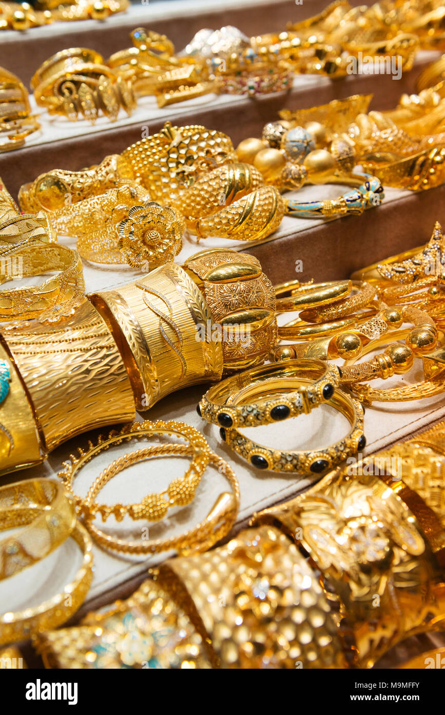Display with jewellery in gold souk in Dubai Stock Photo - Alamy