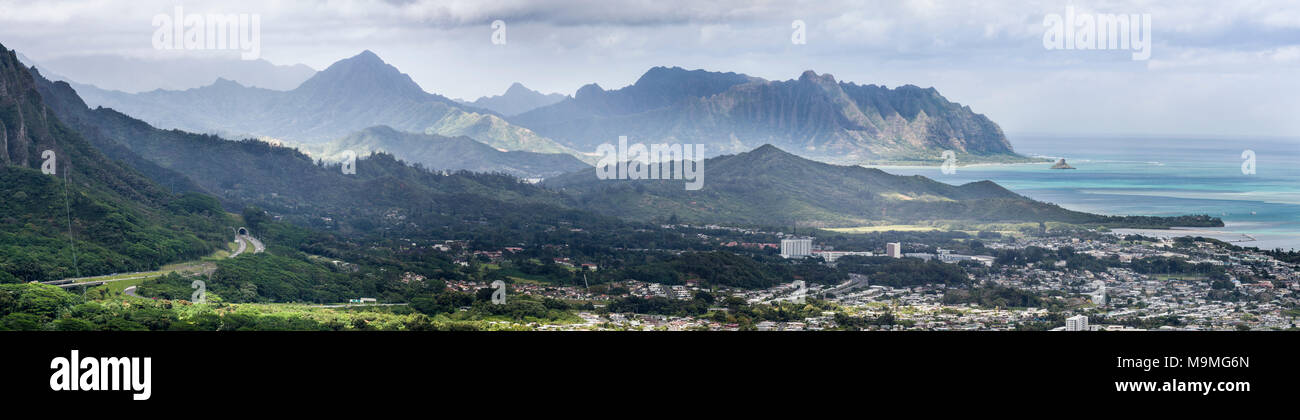 Oahu Eastern Shore: A wide and detailed panorama of Oahu's eastern shore from the Pali Lookout, high above the ocean and Mokoli'i Island (previously known as the outdated term 'Chinaman's Hat') island. Stock Photo