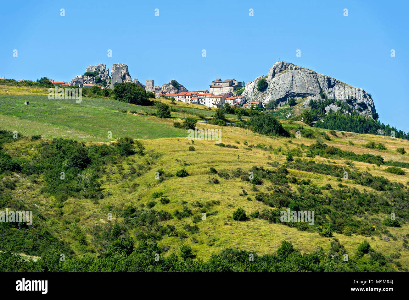 View of mountain village on rock Morg Caraceni, Pietrabbondante, Molise, Italy Stock Photo