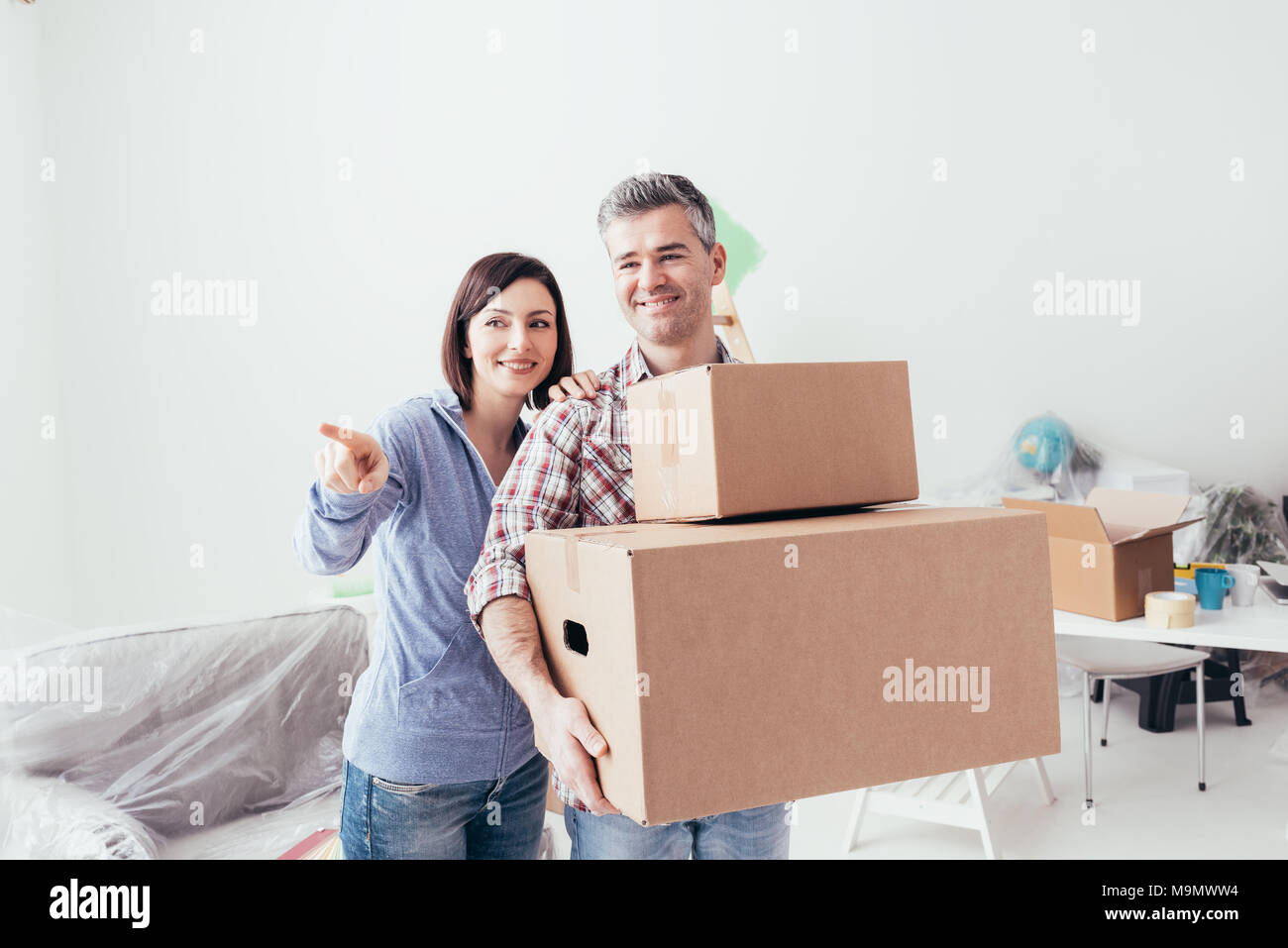 Caring and sharing. Sharing is carrying. Sharing is carrying. Несет тяжелую коробку. Sharing is carrying.