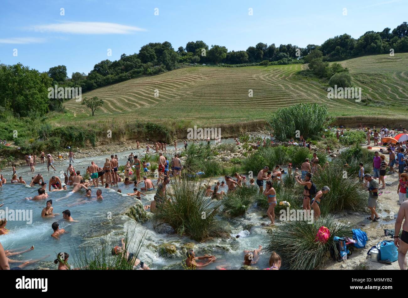 Terme di Saturnia, Tuscany, Italy 19 August 2014, 3.30 pm. Panoramic view  of the thermal baths, full of tourists swimming in the precious thermal  wate Stock Photo - Alamy, image size:1300x951