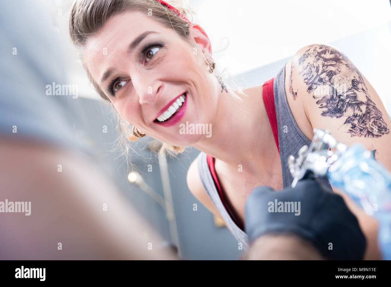 Artist tattooing black woman hi-res stock photography and images - Alamy