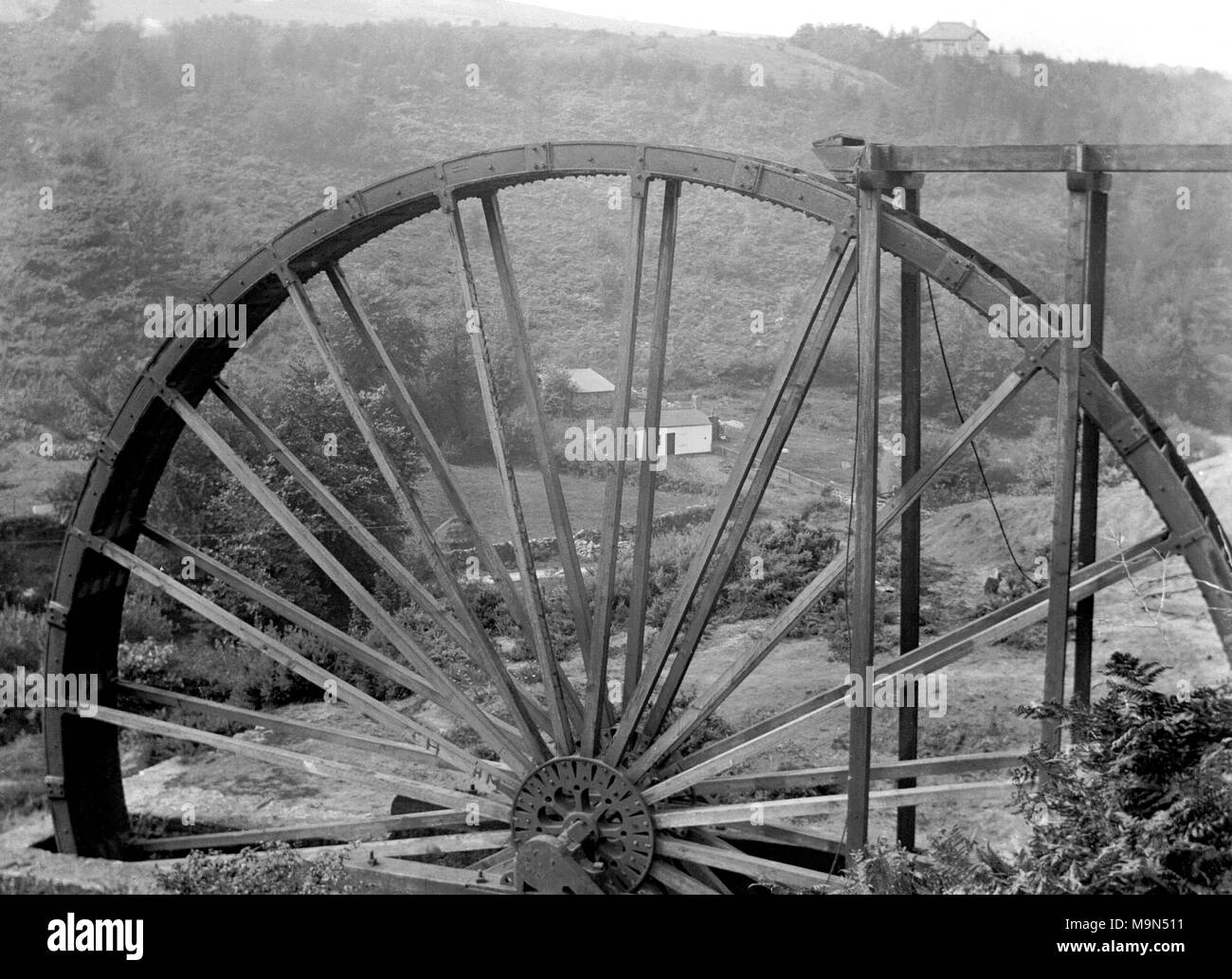 AJAXNETPHOTO. 1913-1914. RAMSLEY MINE, ENGLAND. - 52 FT X 4FT WATER WHEEL FOR THE SHAFT NAMED ELLEN AT SOUTH TAWTON COPPER MINE NEAR DARTMOOR. PHOTOGRAPHER:UNKNOWN © DIGITAL IMAGE COPYRIGHT AJAX VINTAGE PICTURE LIBRARY SOURCE: AJAX VINTAGE PICTURE LIBRARY COLLECTION REF:182303 0774 Stock Photo