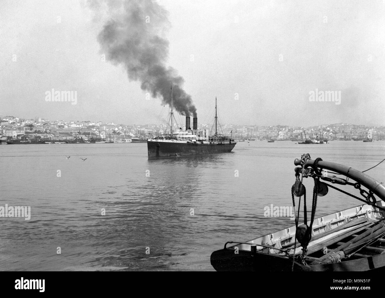 AJAXNETPHOTO. 1905 - 1912 (APPROX). LISBON, PORTUGAL. - STEAMER DEPARTS - MESSAGERIES MARITIME PASSENGER SHIP AMAZONE (EX LAOS) OR ANNAM LEAVING THE PORT. SHIP WAS ENGAGED AT THIS TIME ON THE BORDEAUX TO LA PLATA (S.A.) RUN.  PHOTOGRAPHER:UNKNOWN © DIGITAL IMAGE COPYRIGHT AJAX VINTAGE PICTURE LIBRARY SOURCE: AJAX VINTAGE PICTURE LIBRARY COLLECTION REF:182303 BX4 10 Stock Photo