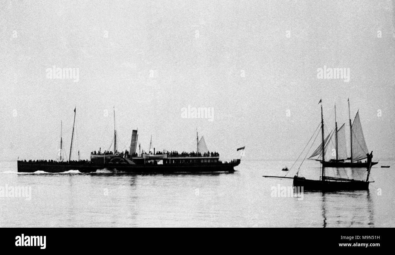 AJAXNETPHOTO. 1905-1914 (APPROX). SOLENT, ENGLAND. - EXCURSION PADDLER - A SIDEWHEEL PADDLE SHIP LOADED WITH PASSENGERS MANOUEVERING ASTERN.  PHOTOGRAPHER:UNKNOWN © DIGITAL IMAGE COPYRIGHT AJAX VINTAGE PICTURE LIBRARY SOURCE: AJAX VINTAGE PICTURE LIBRARY COLLECTION REF:182303 NRX Stock Photo