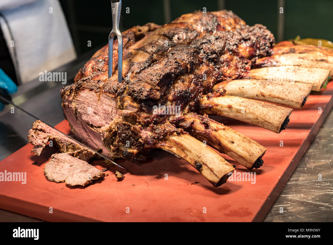 https://c8.alamy.com/comp/M9N56Y/chef-carving-prime-rib-of-roast-wagyu-beef-M9N56Y.jpg