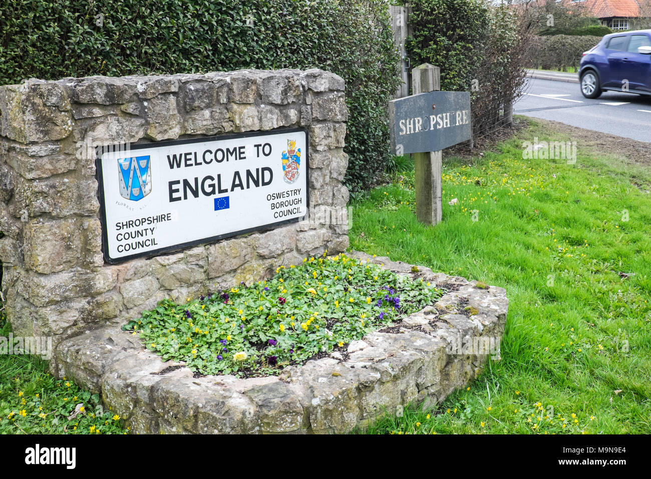 Uk border control sign hi-res stock photography and images - Alamy