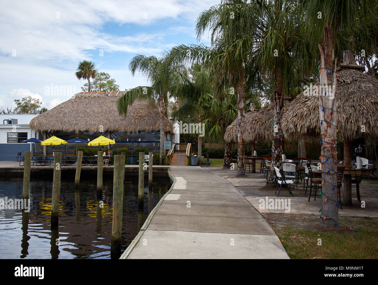 Outdoor dining area at The Freezer restaurant and bar in Homosassa