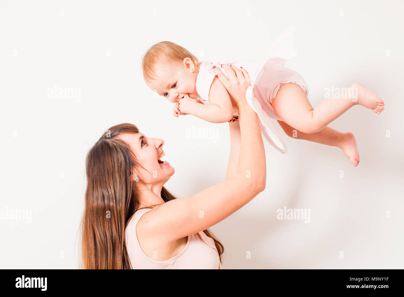 мама снизу. памятники родине матери в россии. мама снизу. дочь алиса верхом на маме. красивые девушки под юбкой.