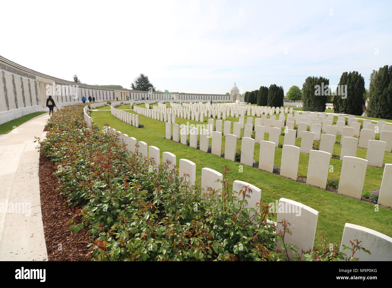 Tyne Cot Commonwealth War Graves Cemetery Flower Beds, Graves and Memorial Wall Stock Photo