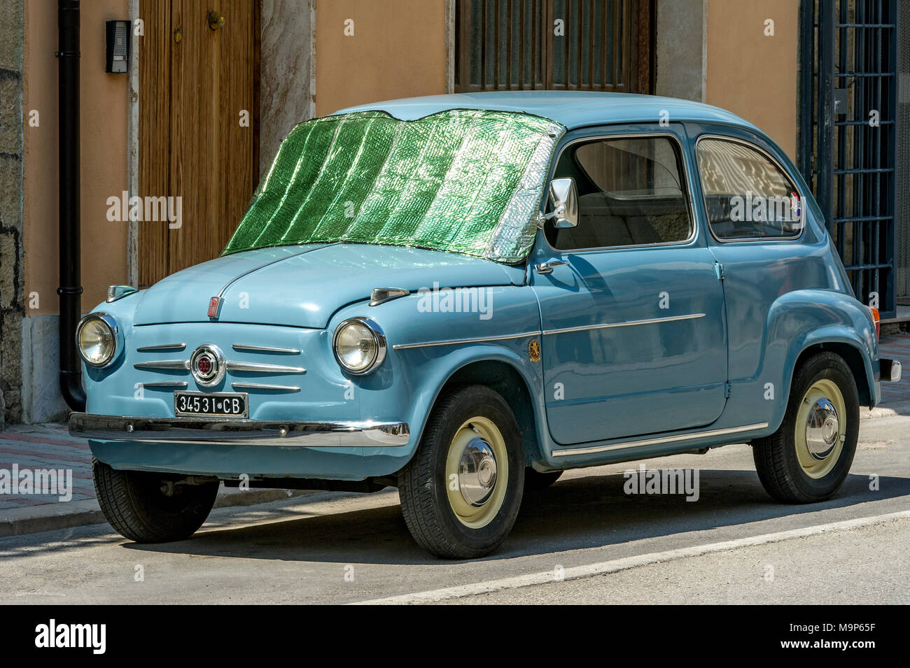 https://c8.alamy.com/comp/M9P65F/blue-fiat-600-seicentooldtimer-with-sun-protection-on-windscreen-molise-italy-M9P65F.jpg