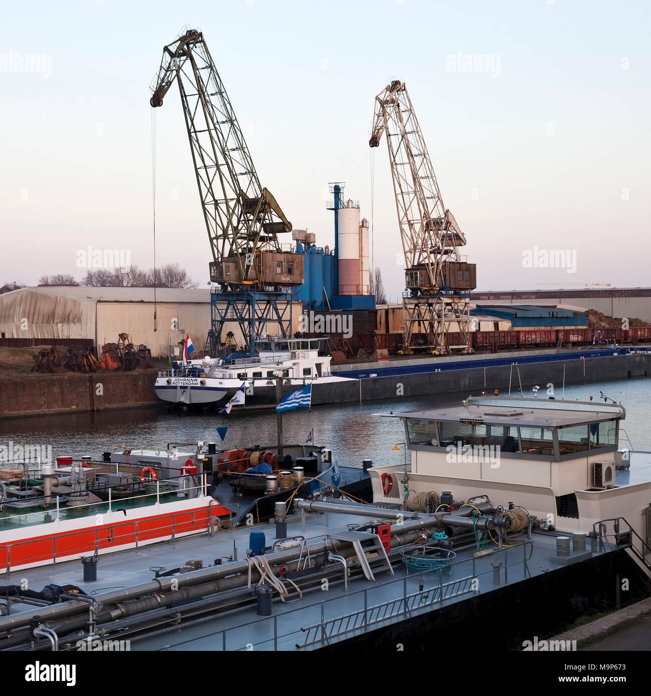 Frachtschiffe im Hafenkanal mit Kraenen, Binnenhafen, Duisburg, Ruhrgebiet, Nordrhein-Westfalen, Deutschland, Europa Stock Photo