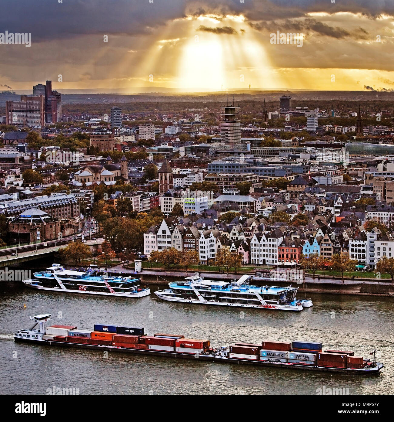 Stadtansicht von Koeln mit Schiffen auf dem Rhein aus der Vogelperspektive, Koeln, Rheinland, Nordrhein-Westfalen, Deutschland, Europa Stock Photo
