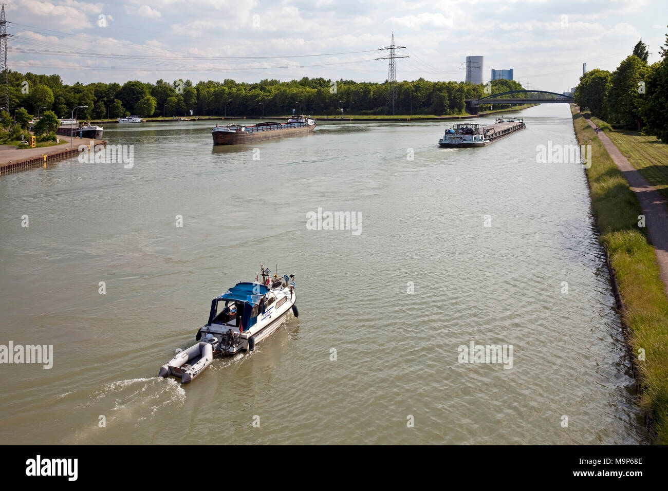 Sportboot und Frachtschiffe auf dem Datteln-Hamm-Kanal, Datteln, Ruhrgebiet, Nordrhein-Westfalen, Deutschland, Europa Stock Photo