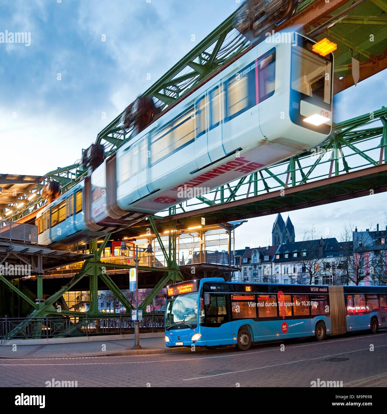 Fahrende Schwebebahn, Wagen WSW GTW Generation 15, an der Sation Oberbarmen , Wuppertal, Bergisches Land, Nordrhein-Westfalen, Deutschland, Europa Stock Photo