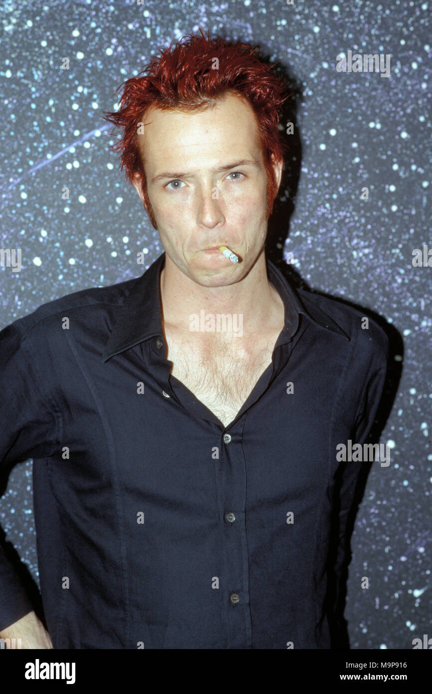 NEW YORK CITY, NY - JUNE 19: Scott Weiland of StoneTemple Pilots poses for a portrait on June19, 1996 in New York City  People:  Scott Weiland Stock Photo