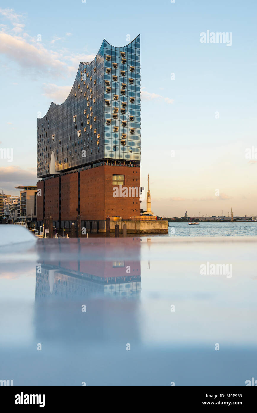 Elbe Philharmonic Hall in the evening light, architects Herzog & De Meuron, Hafencity, Hamburg, Germany Stock Photo