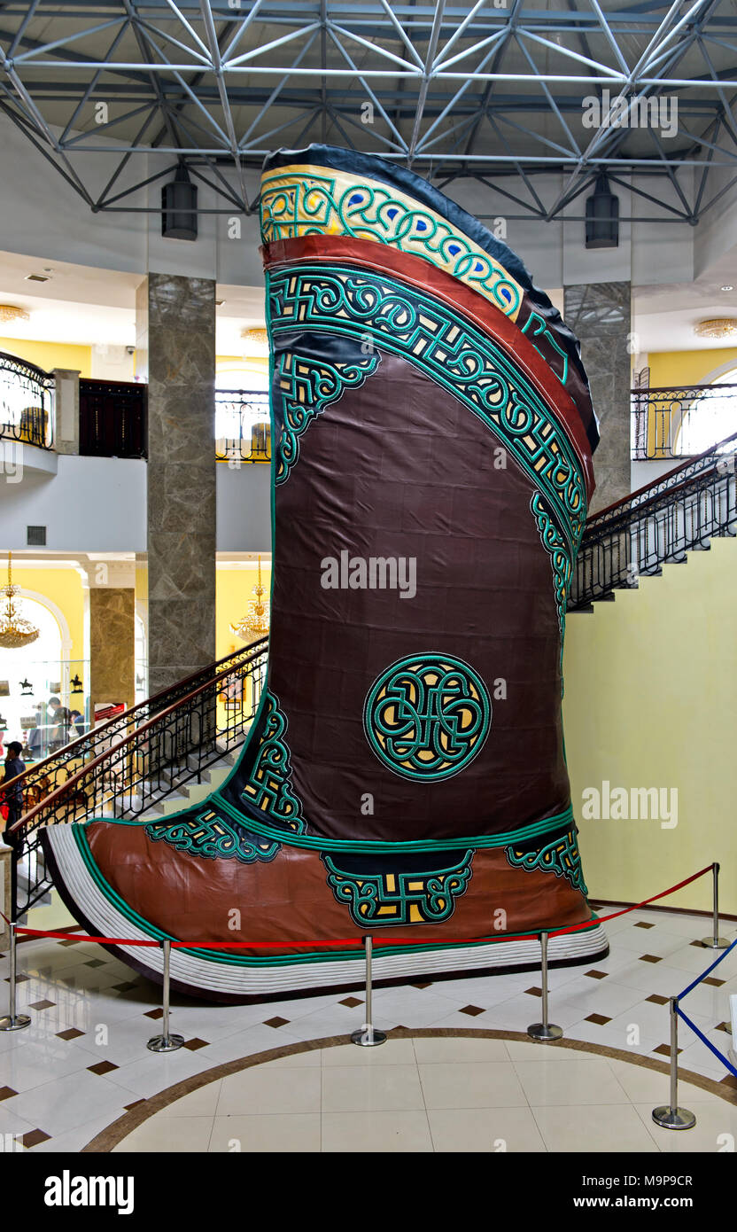 Biggest shoe in the world hi res stock photography and images Alamy
