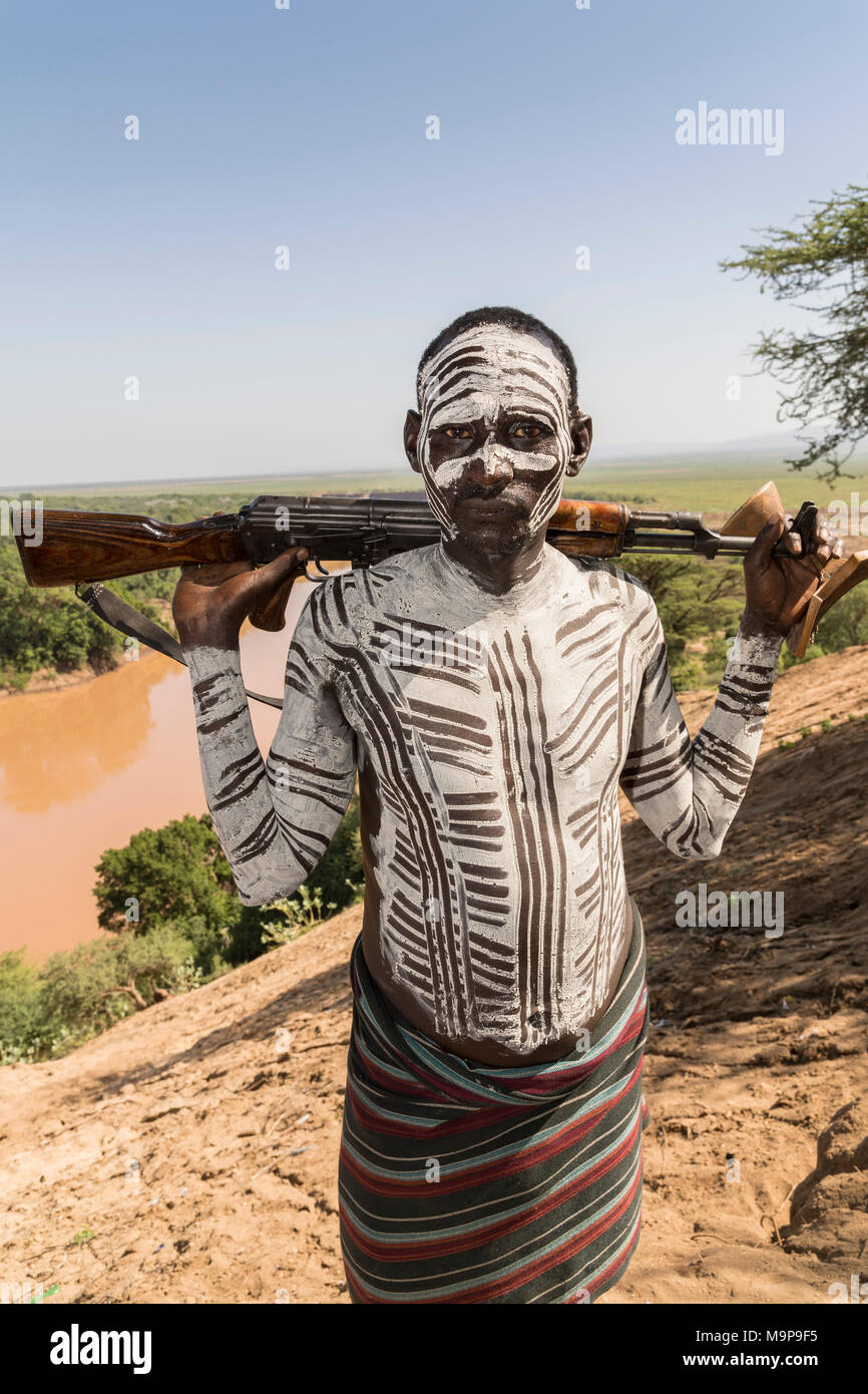 Warrior with rifle, Kalashnikov, AK47, Karo tribe, back Omo River, Southern Nations Nationalities and Peoples' Region, Ethiopia Stock Photo