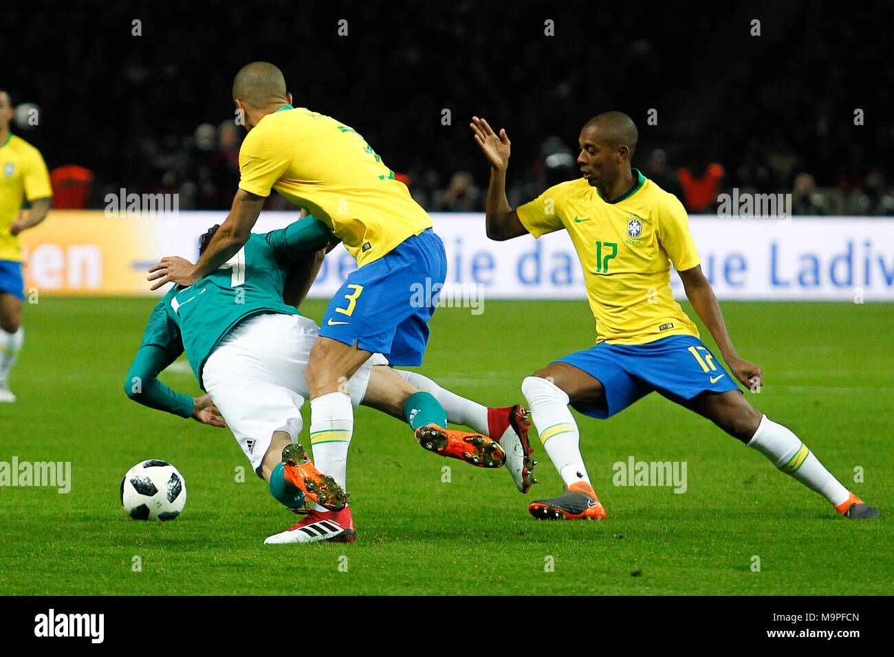 Berlin, Germany. 27th March, 2018. Miranda do Brasil dispute with Leon of Germany during match in the Olympic stadium of Berlin this Tuesday, 27. (PHOTO: DOUGLAS PINGITURO/BRAZIL PHOTO PRESS) Credit: Brazil Photo Press/Alamy Live News Stock Photo