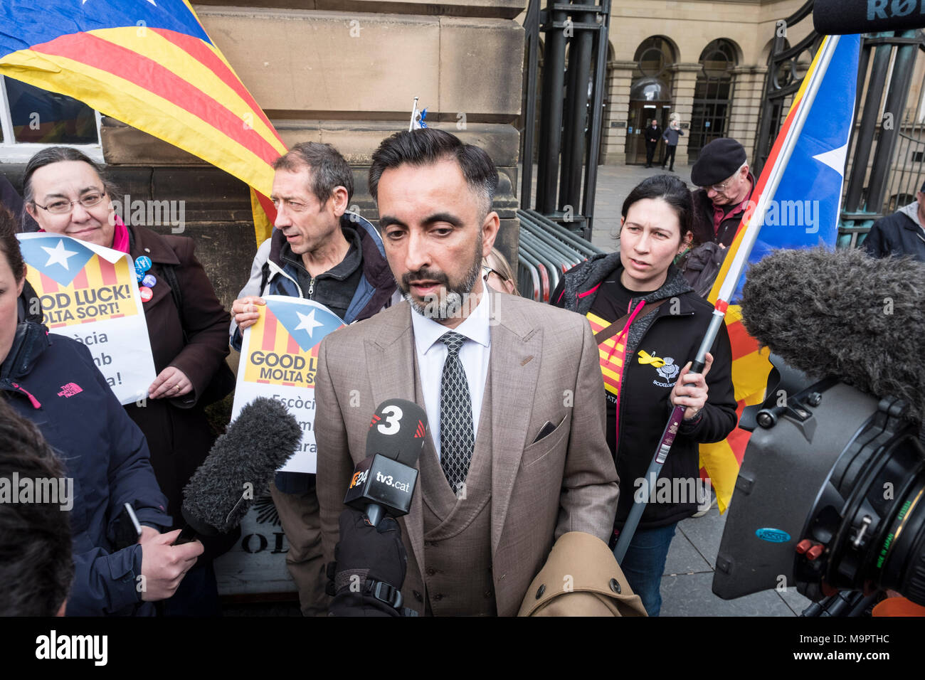Edinburgh, Scotland,UK. 28 March 2018. Aamer Anwar , lawyer acting for Clara Ponsati Catalonia former Education Minister, talks to the press outside Edinburgh Sheriff Court had of her hearing . She face extradition to Spain. Credit: Iain Masterton/Alamy Live News Stock Photo