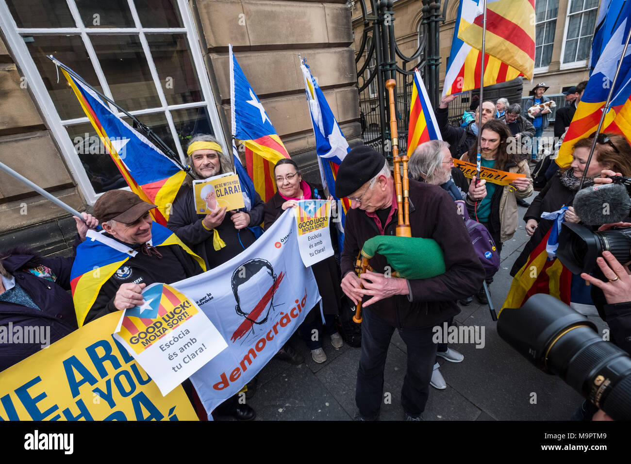 Edinburgh, Scotland,UK. 28 March 2018. Supporters of Catalan independence supporter Clara Ponsati  outside Edinburgh Sheriff Court ahead of her hearing. Ponsati faces  extradition to Spain. Credit: Iain Masterton/Alamy Live News Stock Photo
