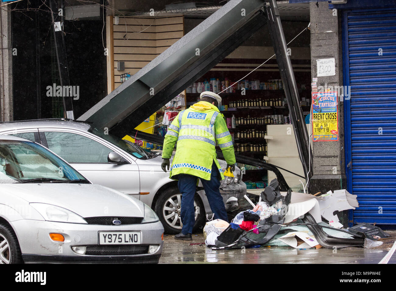Golders Green, London, UK. 28th March, 2018. Police investigate after a