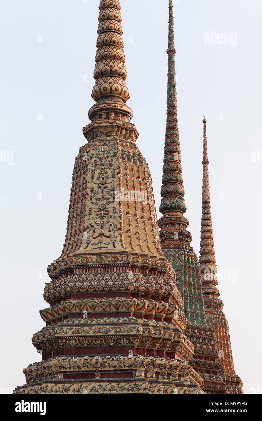 Three of the four Great Chedis of the Phra-Maha-Chedi-Si-Ratchakan Group, decorated with coloured tiles, Wat Pho Stock Photo