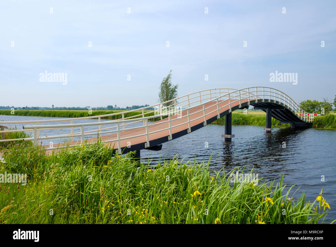 Round arch steel bridge hi-res stock photography and images - Alamy