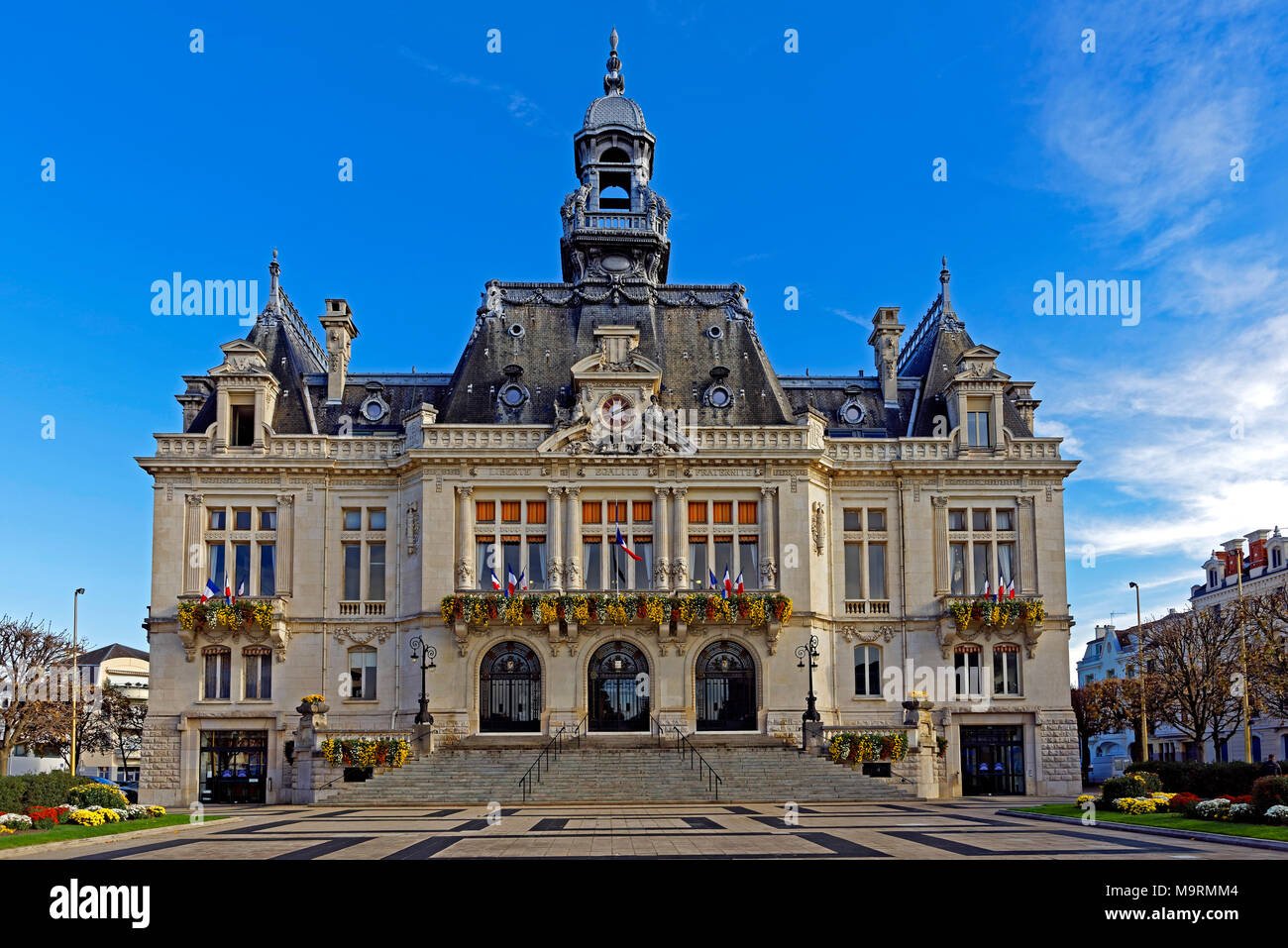 Europe, France, Auvergne, Vichy, Place de l'Hôtel de Ville, city hall, l'Hôtel  de Ville, Marie de Vichy, architecture, trees, buildings, flowers, hist  Stock Photo - Alamy