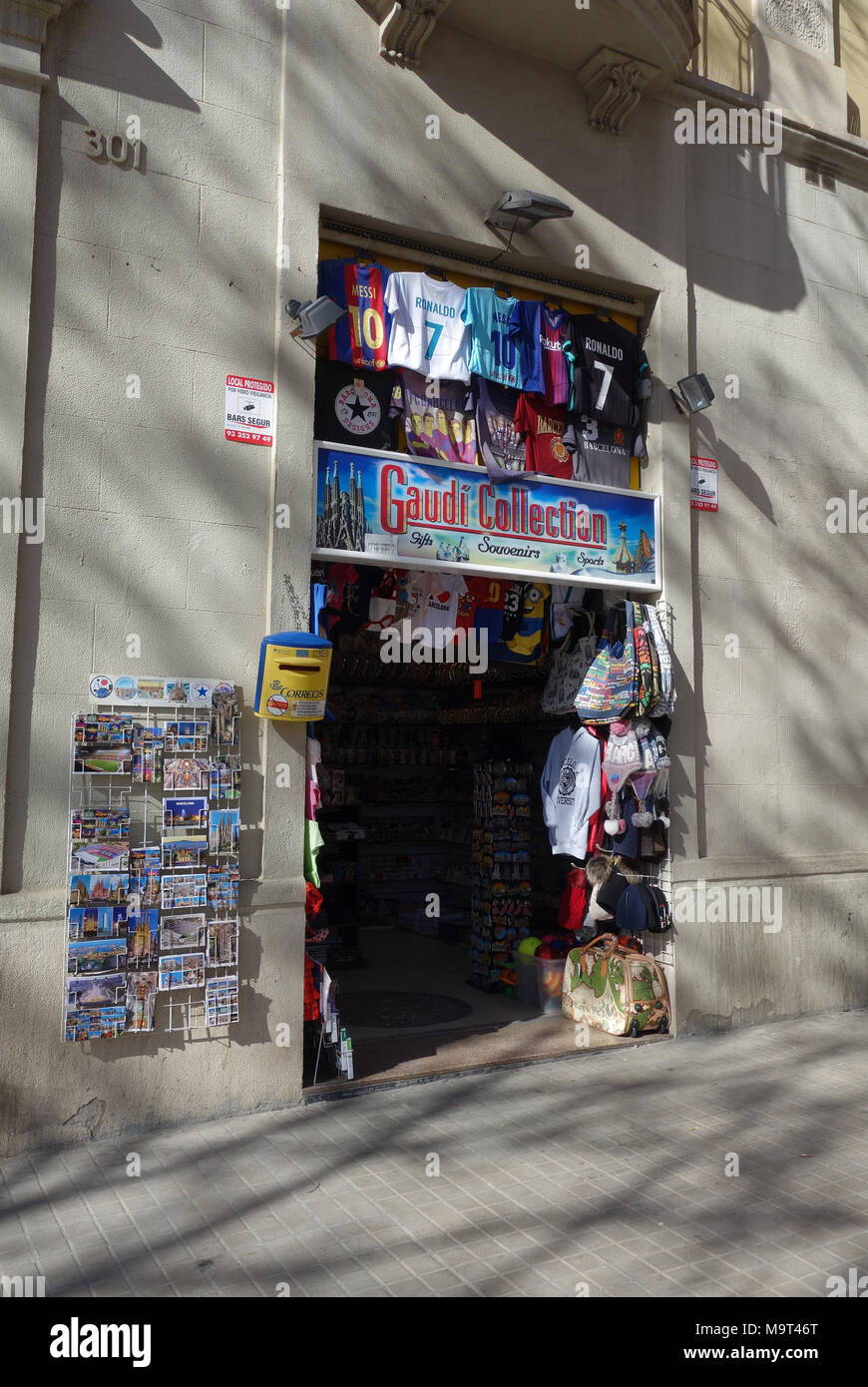 Souvenir shop near Sagrada Familia, Barcelona Stock Photo Alamy