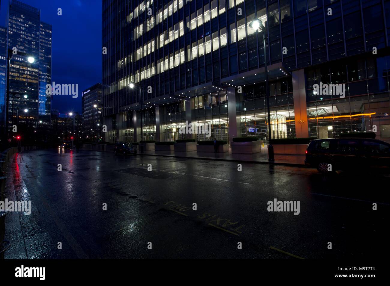 Night photo of canary wharf hi-res stock photography and images - Alamy