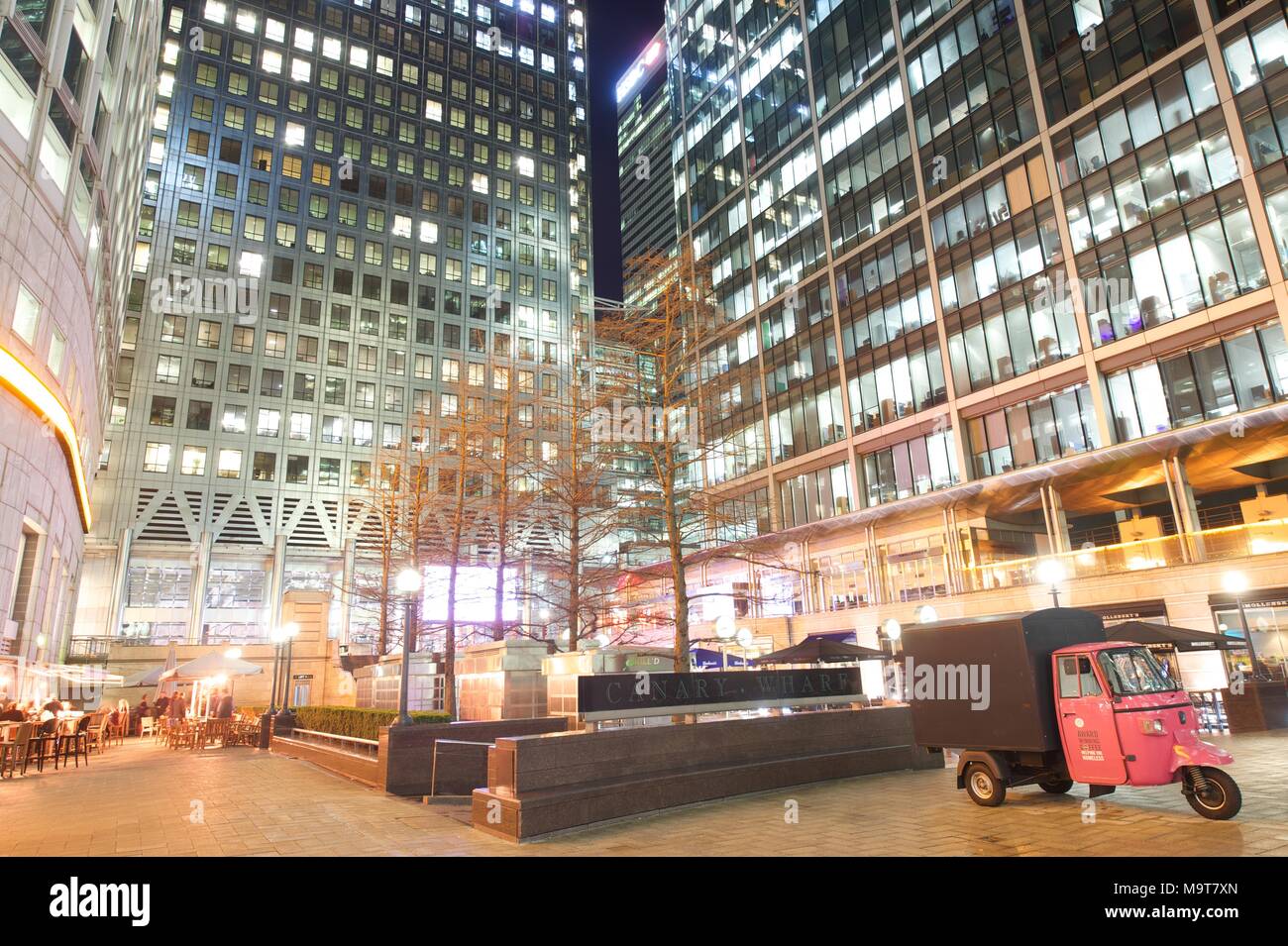 Jp morgan canary wharf night hi-res stock photography and images - Alamy