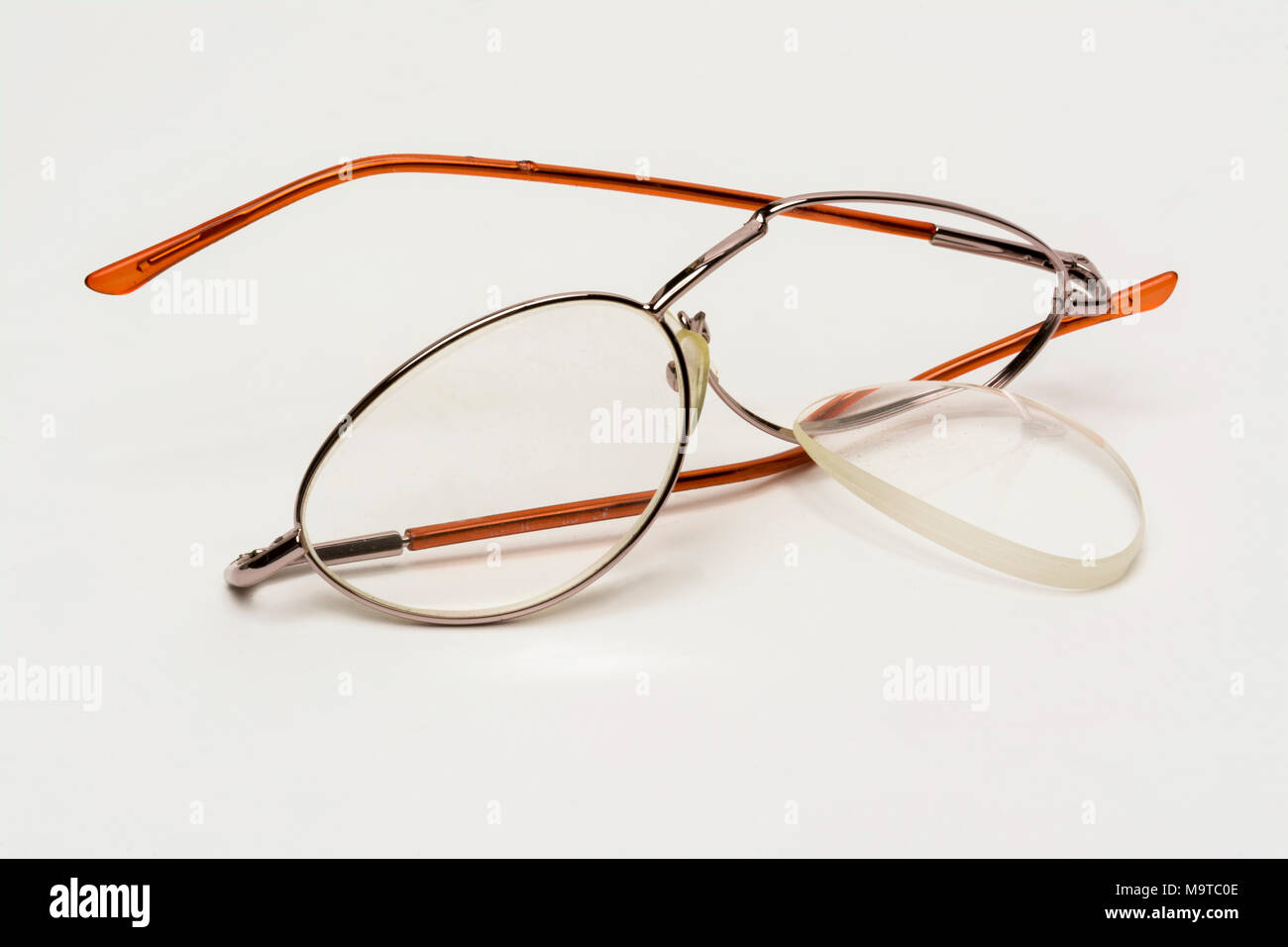 Break Spectacles Broken eyeglasses hi-res stock photography and images - Alamy