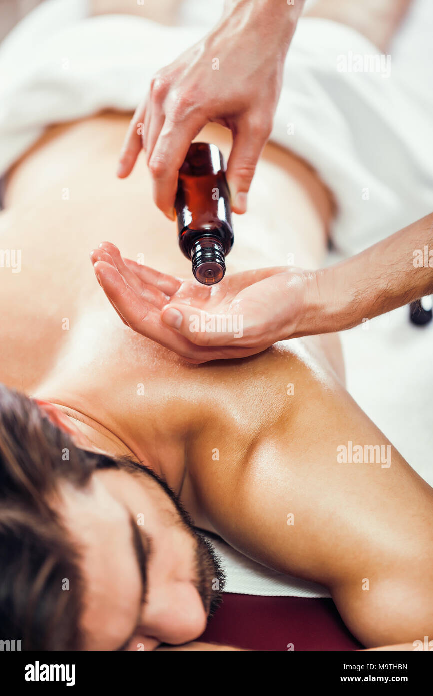 Массаж для мужчин. Парни массаж масло. Спа для мужчин. Гавайский массаж для мужчин. Массаж для мужчин.