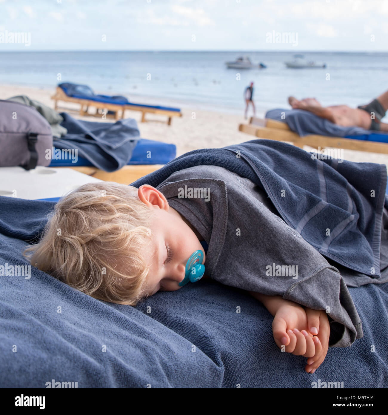 Пока спал на пляже. Спящий мальчик на пляже. Дети спят на море.