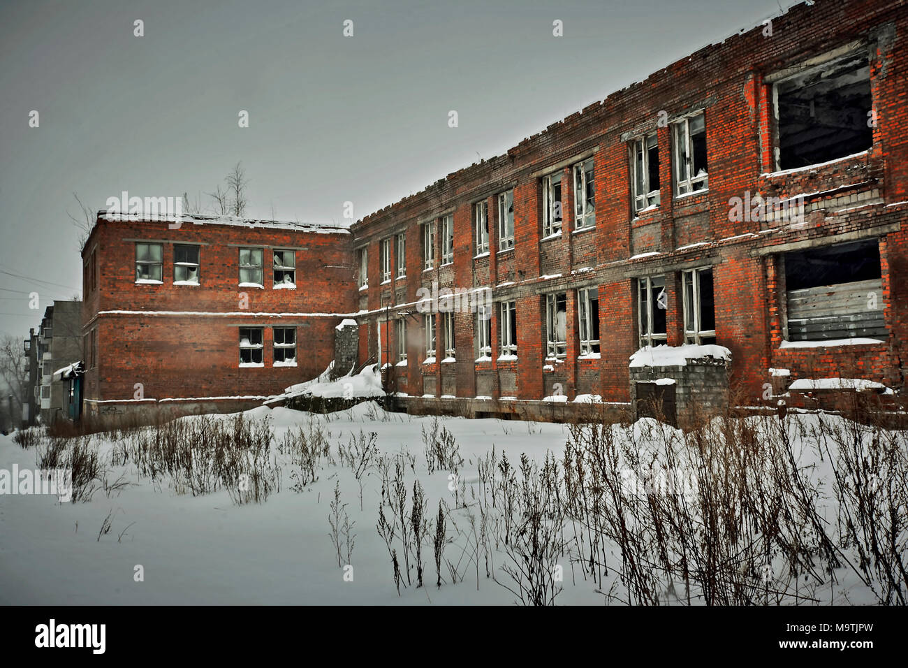 Abandoned building of red brick, Broken Windows Stock Photo - Alamy