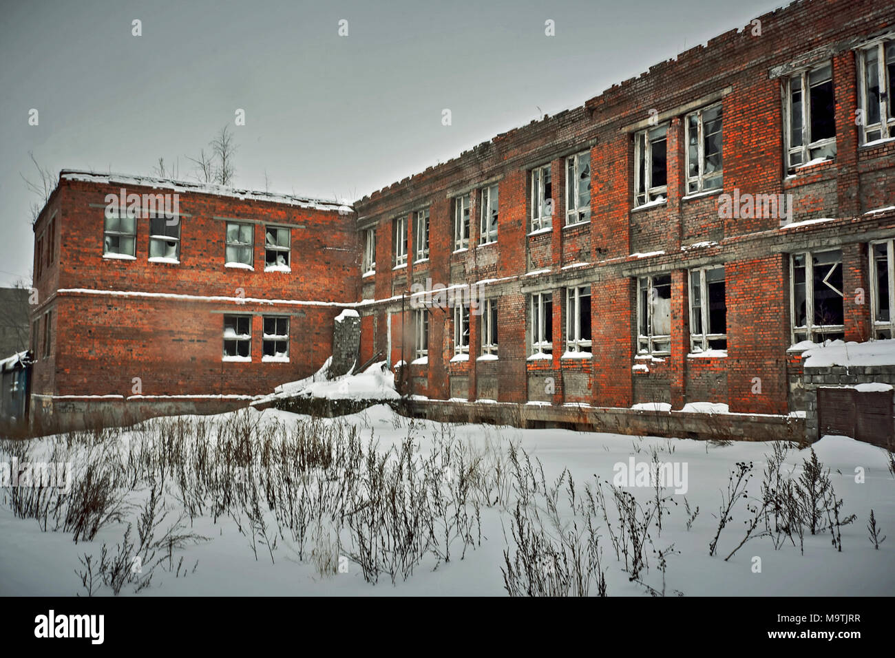 Abandoned building of red brick, Broken Windows Stock Photo - Alamy