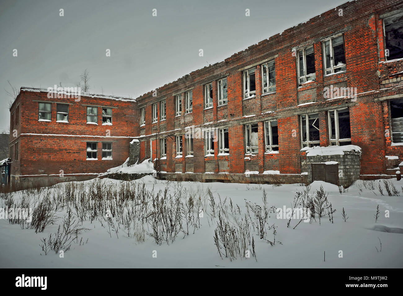 Abandoned building of red brick, Broken Windows Stock Photo - Alamy