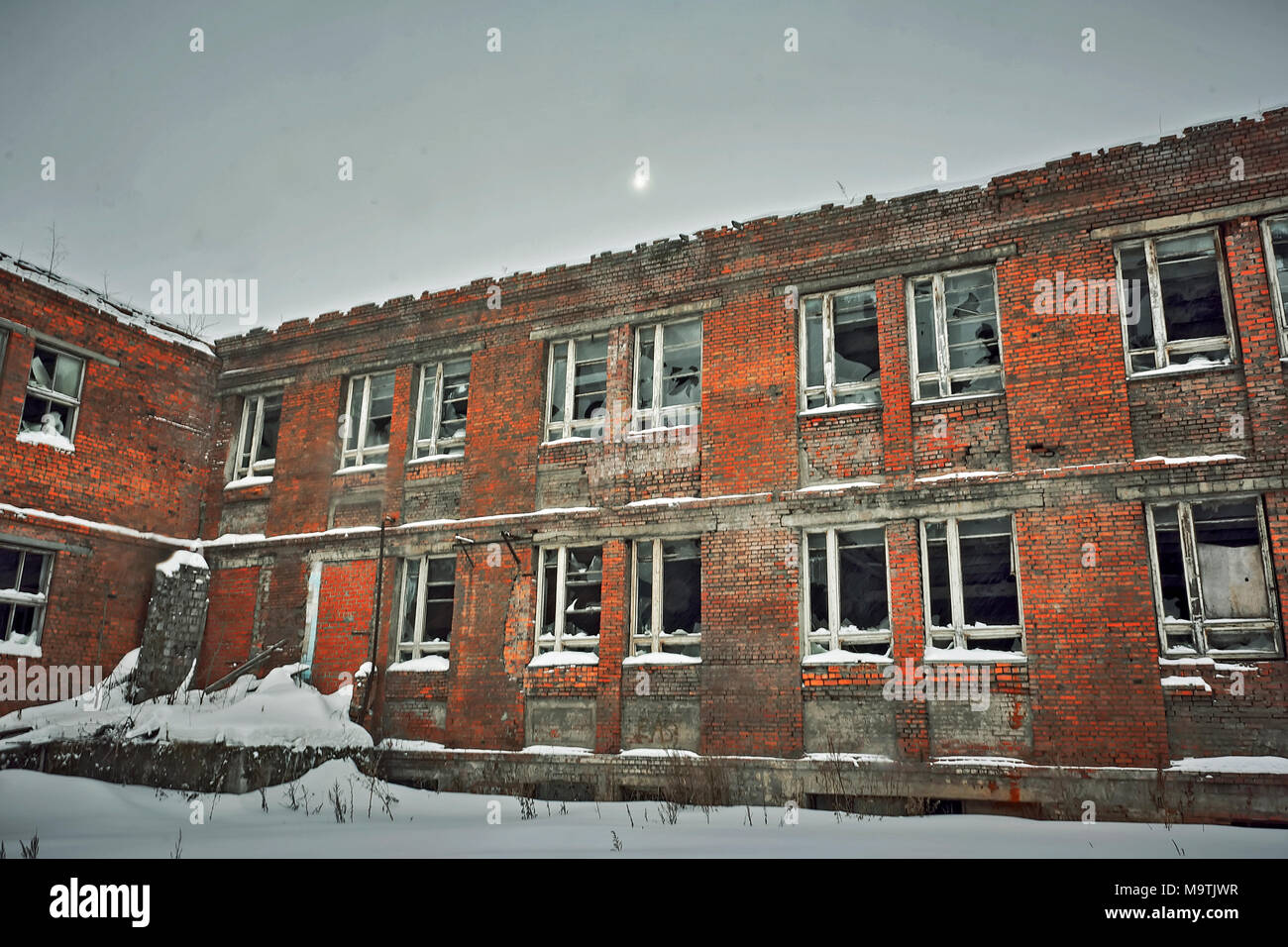 Abandoned building of red brick, Broken Windows Stock Photo - Alamy