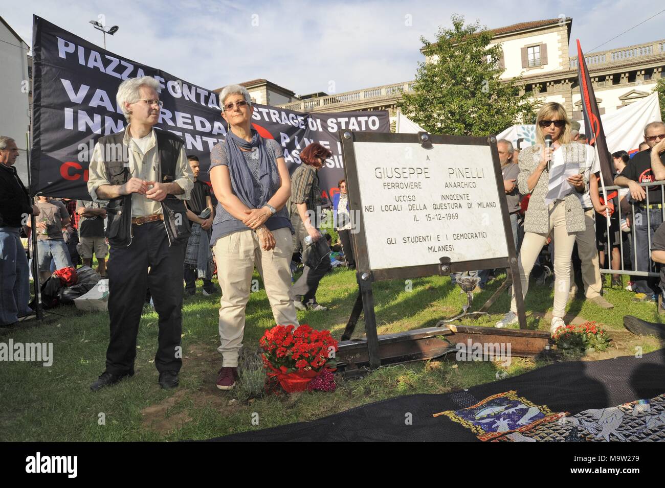 Milan (Italy), 22 May 2016 - Repositioning in Piazza Fontana, the site of the terrorist attack on the Agricultural Bank in December 1969, the plaque dedicated to the anarchist Pinelli, who was unjustly accused, to replace the old one, worn out by time and vandalism; in the photo from the left Mauro De Cortes, historic spokesman for the Circolo Anarchico Ponte della Ghisolfa, and the daughters of Pinelli Claudia and Silvia Stock Photo