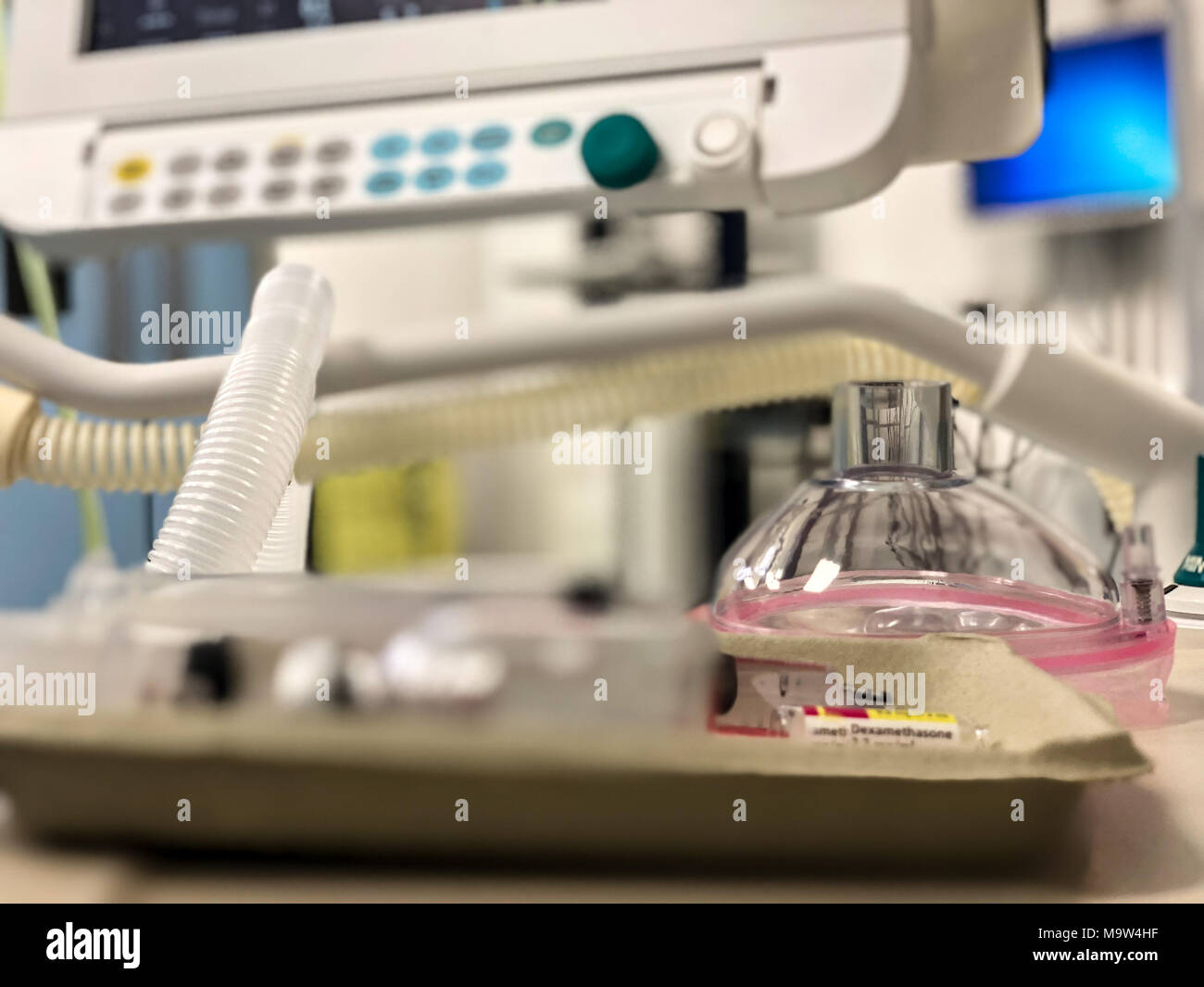 Nhs in operating theatre hi-res stock photography and images - Alamy