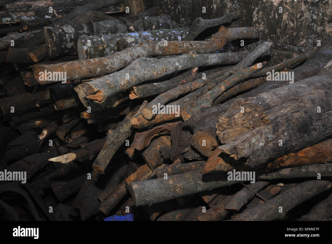 Bogor, Indonesia. 28th Mar, 2018. logs into fuel for cooking dodol Credit: Andi Muh Ridwan/Pacific Press/Alamy Live News Stock Photo