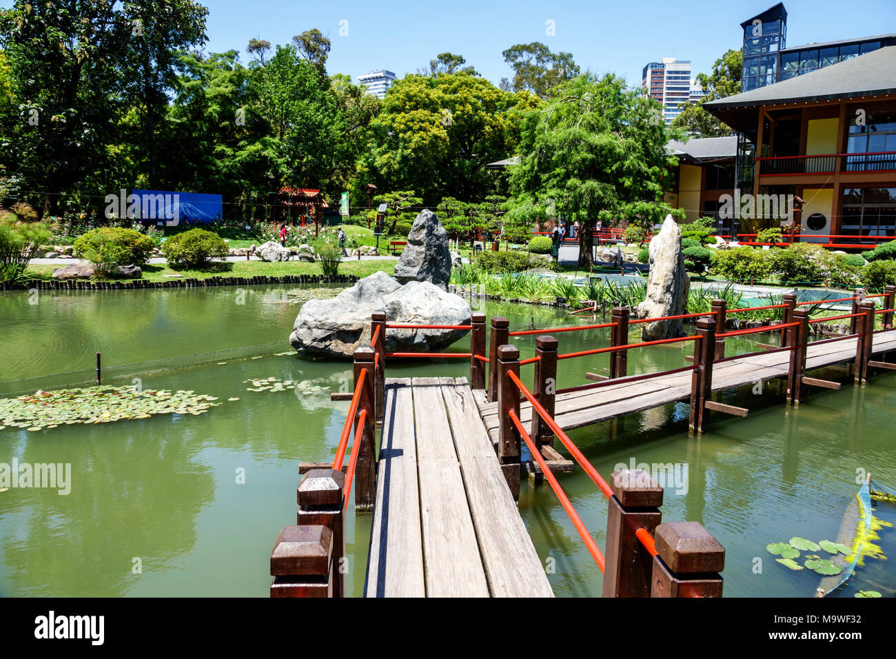 Bain d'oiseaux dans un jardin japonais Photo Stock - Alamy