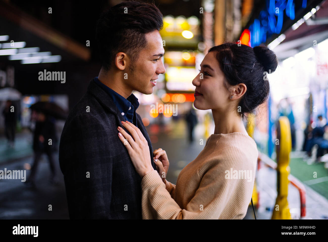 Young japanese couple spending time together in Tokyo Stock Photo Alamy