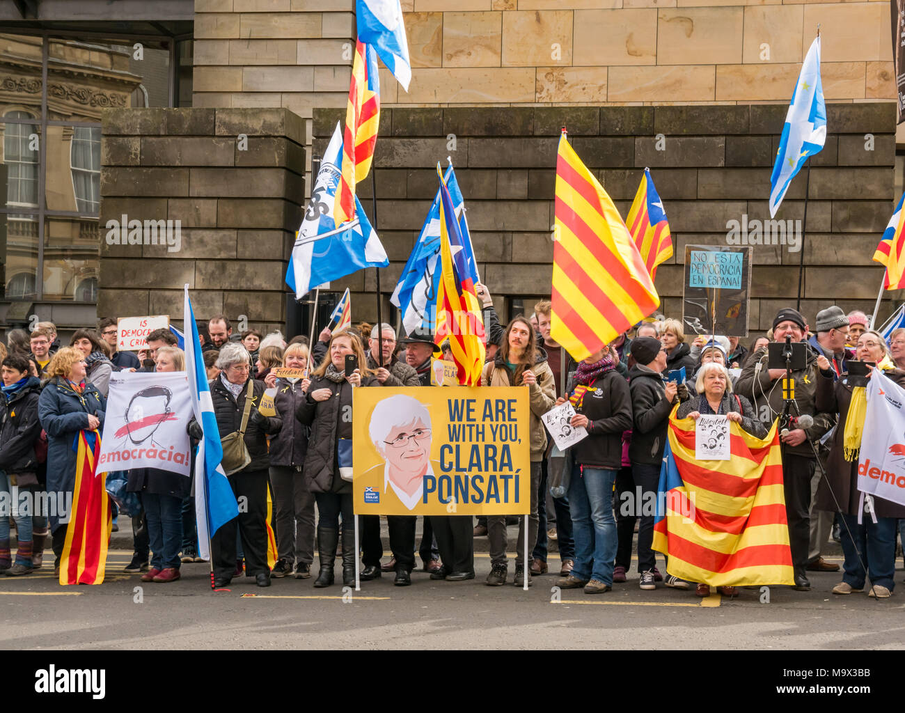 Edinburgh, Scotland, United Kingdom, 28th March 2018. Demonstrators and supporters of Professor Clara Ponsati waving Catalan flags outside Edinburgh Sheriff Court, Chambers Street, in front of the National Museum of Scotland, as Clara Ponsati, former Catalan Education Minister, appears in an initial extradition court hearing. Protestors included Scottish independence supporters Stock Photo