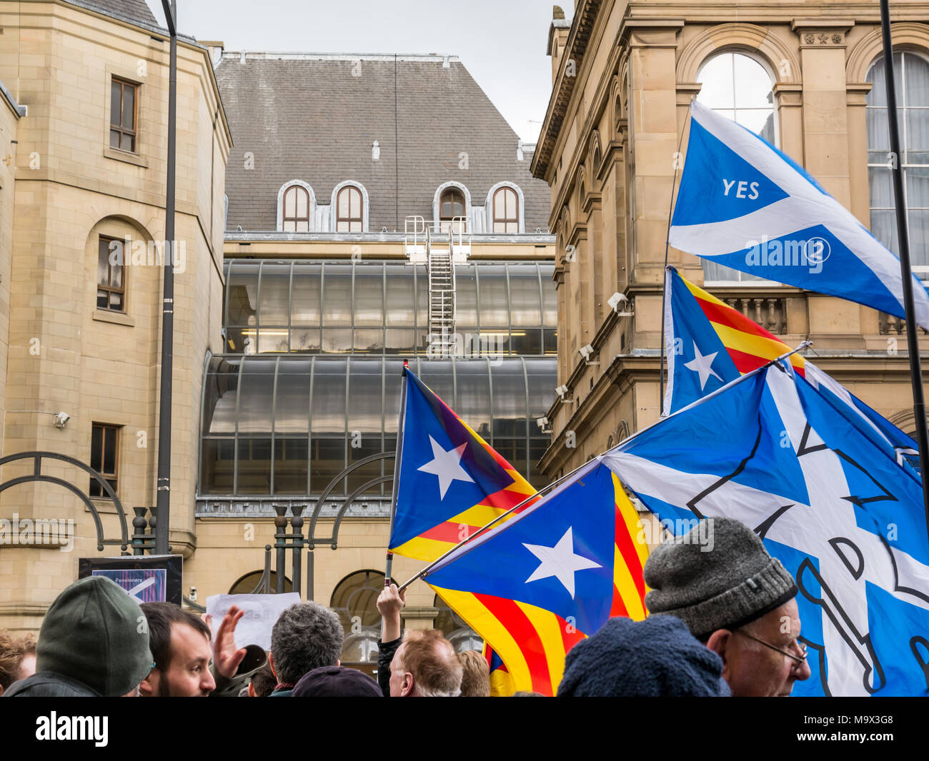 Edinburgh, Scotland, United Kingdom, 28th March 2018. Demonstrators and supporters of Professor Clara Ponsati waving Catalan flags outside Edinburgh Sheriff Court, Chambers Street, as Clara Ponsati, former Catalan Education Minister, appears in an initial extradition court hearing. Demonstrators included Scottish independence supporters Stock Photo